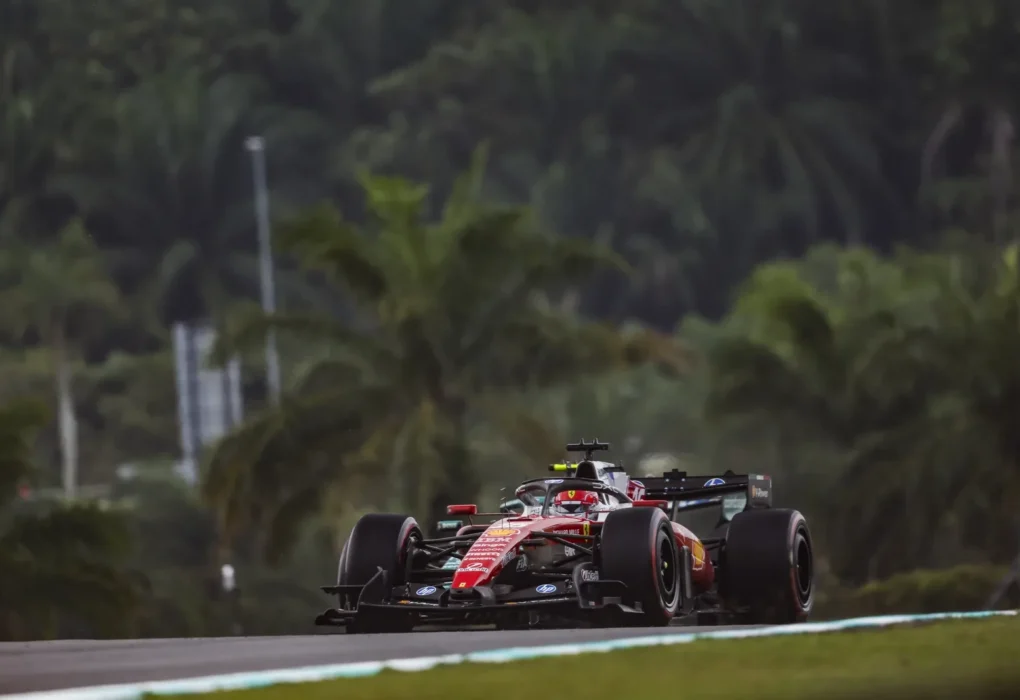 La Ferrari de Charles Leclerc en piste sur le Circuit des Amériques à Austin.