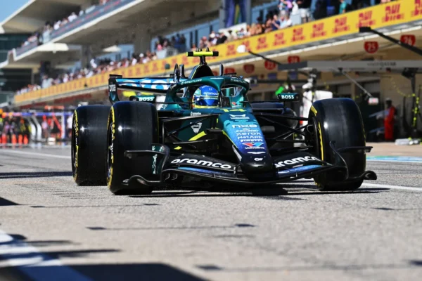 Une monoplace Aston Martin équipée du moteur Honda sur le circuit d’Austin.
