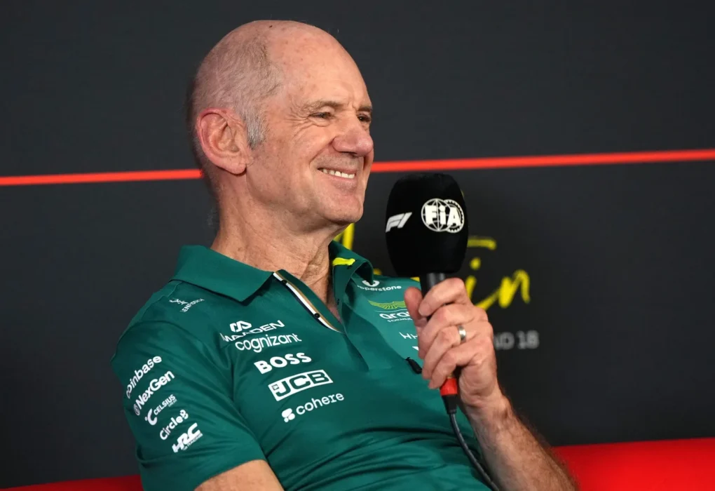 Adrian Newey lors d’une conférence de presse dans le paddock de F1.