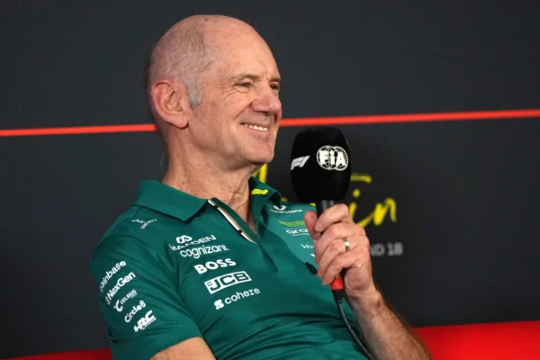 Adrian Newey lors d’une conférence de presse dans le paddock de F1.