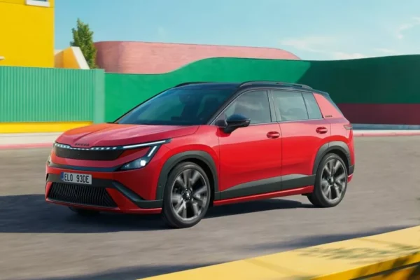 Le Škoda Epiq Sportline avec ses jantes noires et son toit contrasté.