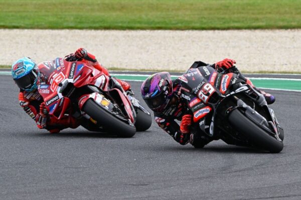 Marc Márquez et Jorge Martín en lutte lors du sprint MotoGP à Phillip Island.