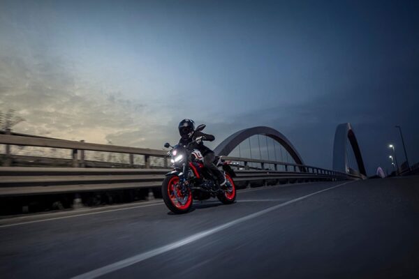 La Yamaha MT-125 2027 avec son nouvel habillage et sa face avant aux lignes angulaires.