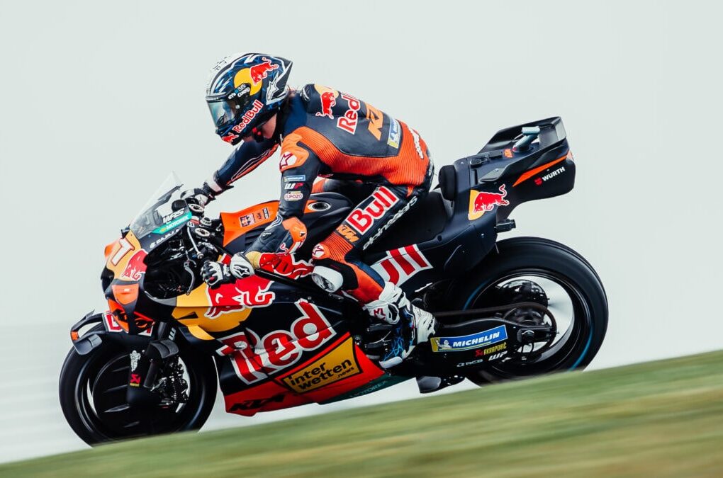 Pedro Acosta au guidon de sa KTM sur le circuit de Phillip Island.
