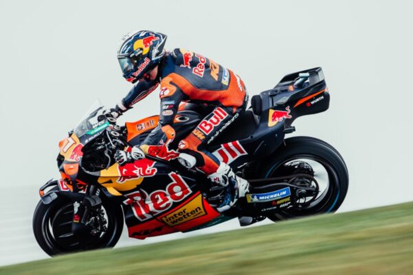 Pedro Acosta au guidon de sa KTM sur le circuit de Phillip Island.