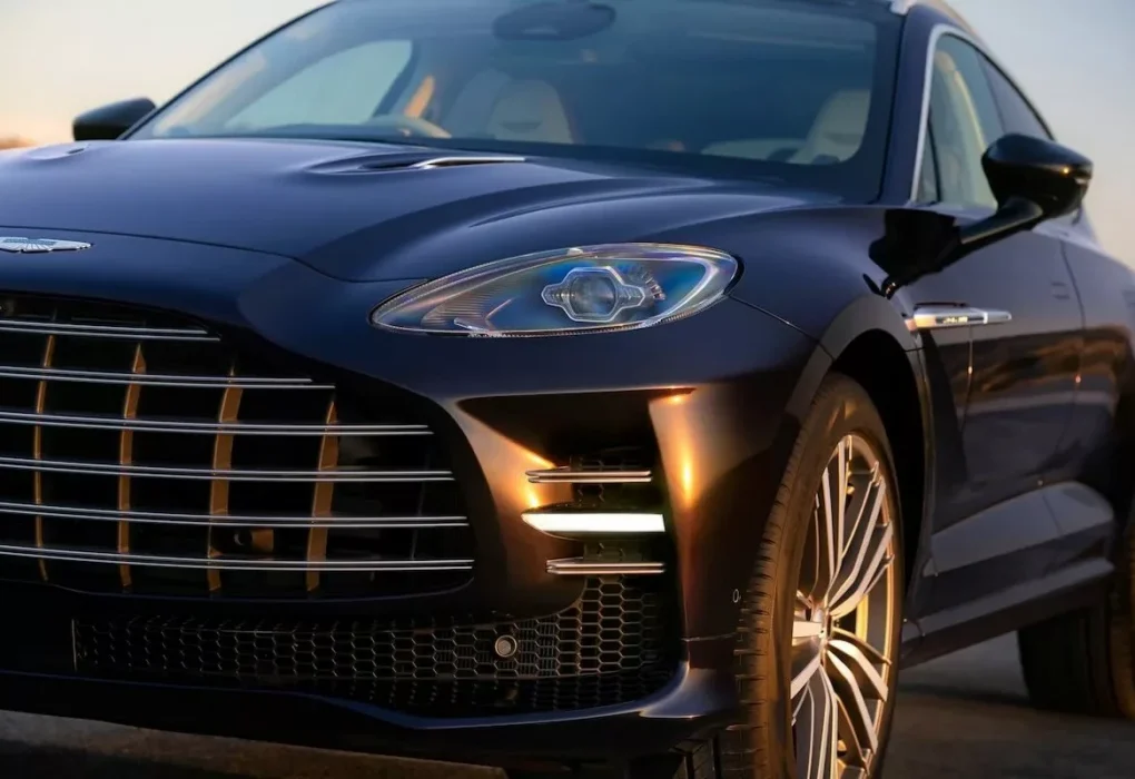 L’Aston Martin DBX GT présente une calandre à barrettes horizontales et des finitions chromées mates.
