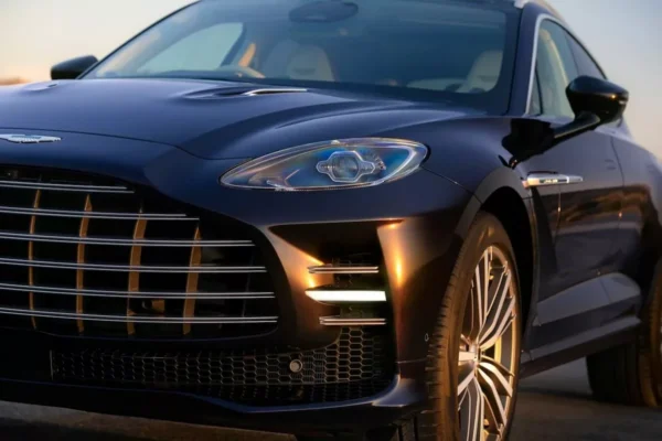 L’Aston Martin DBX GT présente une calandre à barrettes horizontales et des finitions chromées mates.