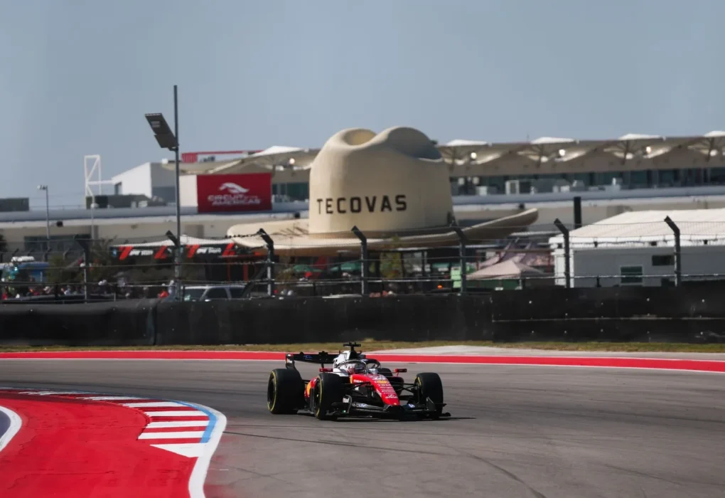 Une monoplace Ferrari en piste sur le circuit d'Austin lors du GP des États-Unis.