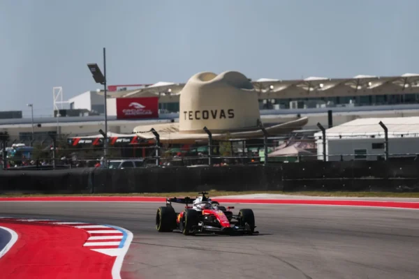 Une monoplace Ferrari en piste sur le circuit d'Austin lors du GP des États-Unis.