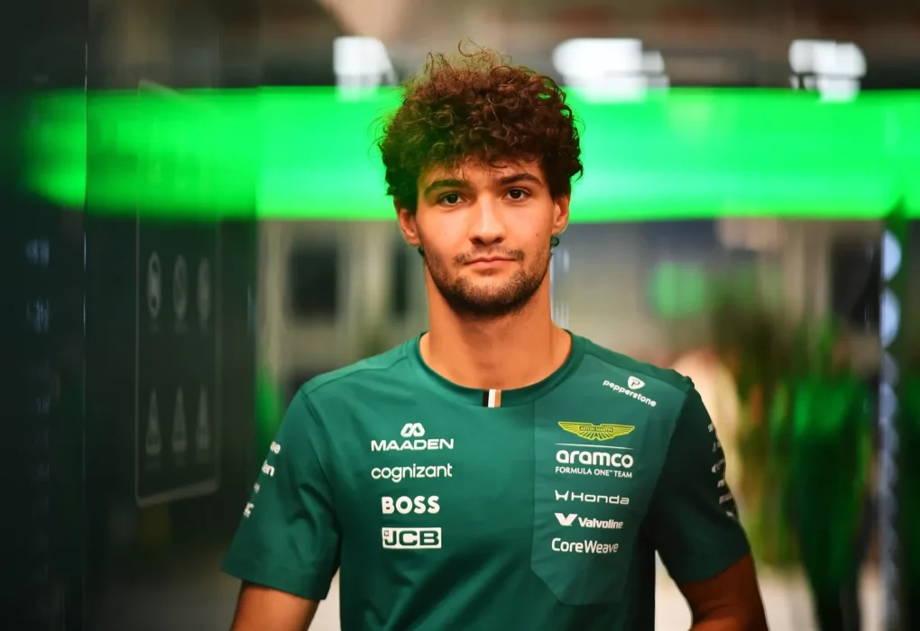 Jak Crawford au volant d’une Aston Martin lors d’une séance d’essais libres de F1.