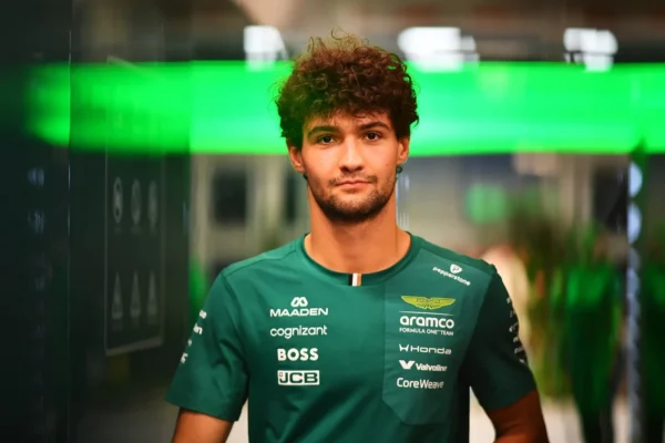 Jak Crawford au volant d’une Aston Martin lors d’une séance d’essais libres de F1.