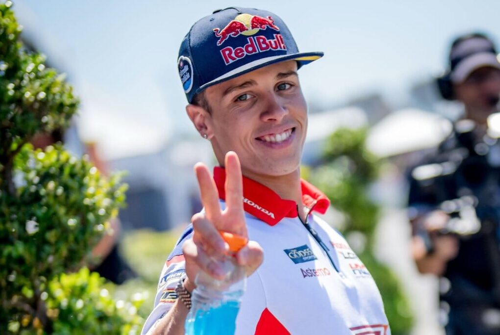 Francesco Bagnaia et Maverick Viñales, deux pilotes aux trajectoires opposées sur le marché des transferts du MotoGP.