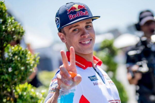 Francesco Bagnaia et Maverick Viñales, deux pilotes aux trajectoires opposées sur le marché des transferts du MotoGP.