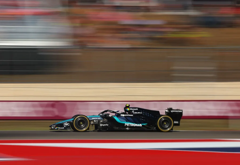 La Mercedes de Kimi Antonelli sur le Circuit des Amériques lors des qualifications du Grand Prix des États-Unis.