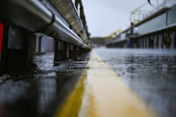 Le circuit de Phillip Island sous la pluie lors du Grand Prix d'Australie MotoGP.