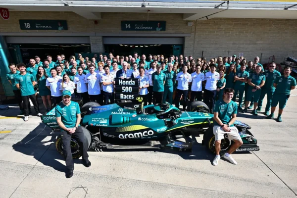 Une Aston Martin AMR26 portant un marquage commémoratif pour les 500 engagements officiels de Honda à Austin.