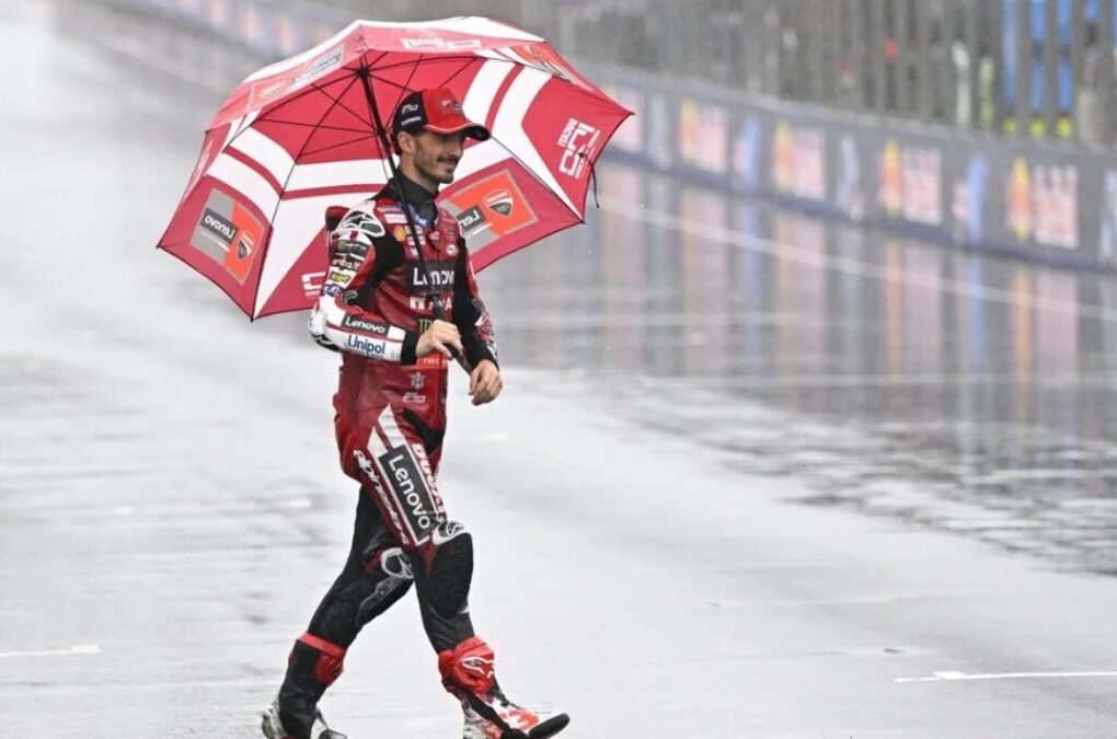 Francesco Bagnaia dans le paddock MotoGP à Phillip Island.
