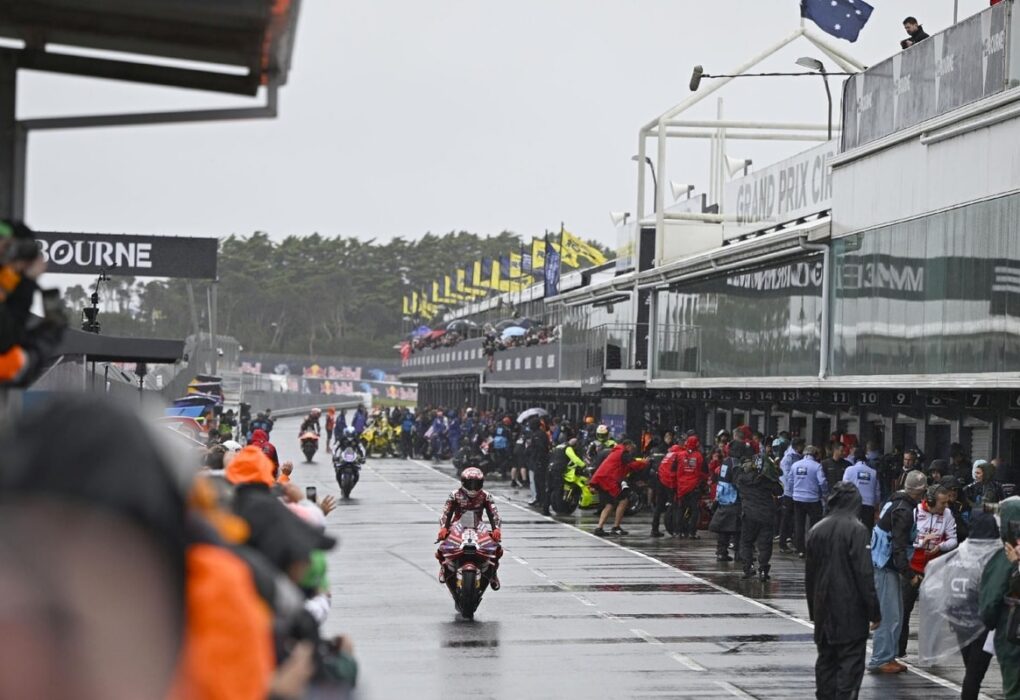 Les pilotes MotoGP effectuent deux tours de démonstration à Phillip Island après l'annulation du Grand Prix.