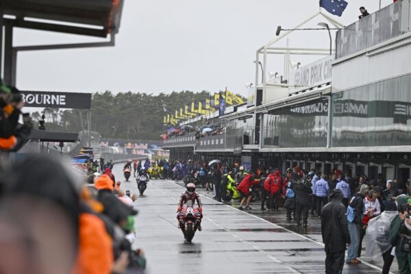 Les pilotes MotoGP effectuent deux tours de démonstration à Phillip Island après l'annulation du Grand Prix.