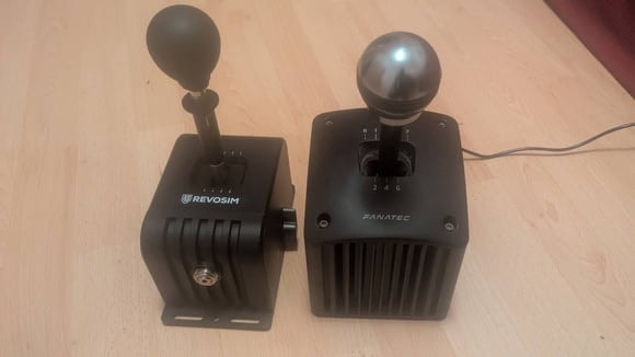 Les boîtes de vitesses Revosim et Fanatec côte à côte.