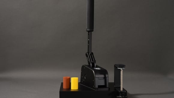 Le frein à main Nacon RS Pure et ses gommes de réglage.