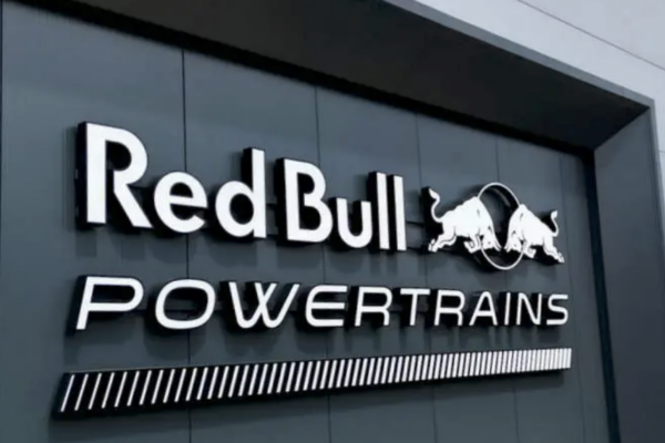 Une monoplace Red Bull Racing équipée de l’unité de puissance Red Bull-Ford en piste.