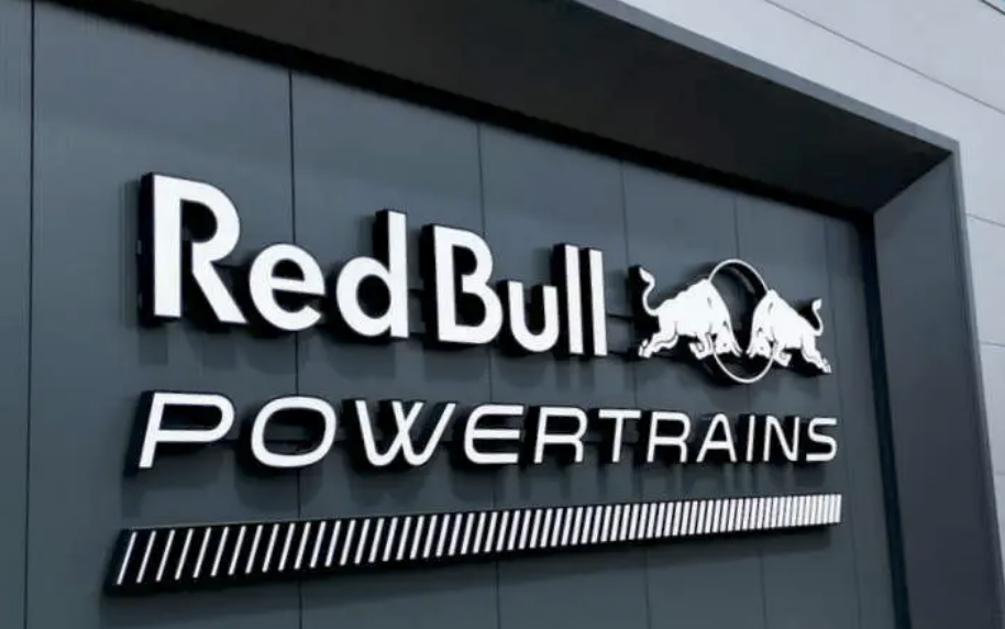Une monoplace Red Bull Racing équipée de l’unité de puissance Red Bull-Ford en piste.