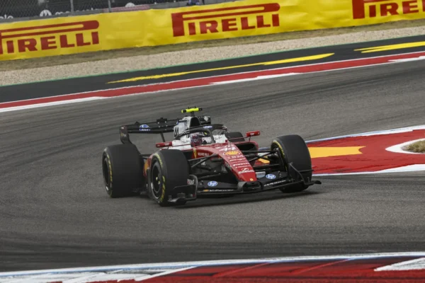 Lewis Hamilton au volant de sa Ferrari sur le circuit d'Austin lors du GP des États-Unis.