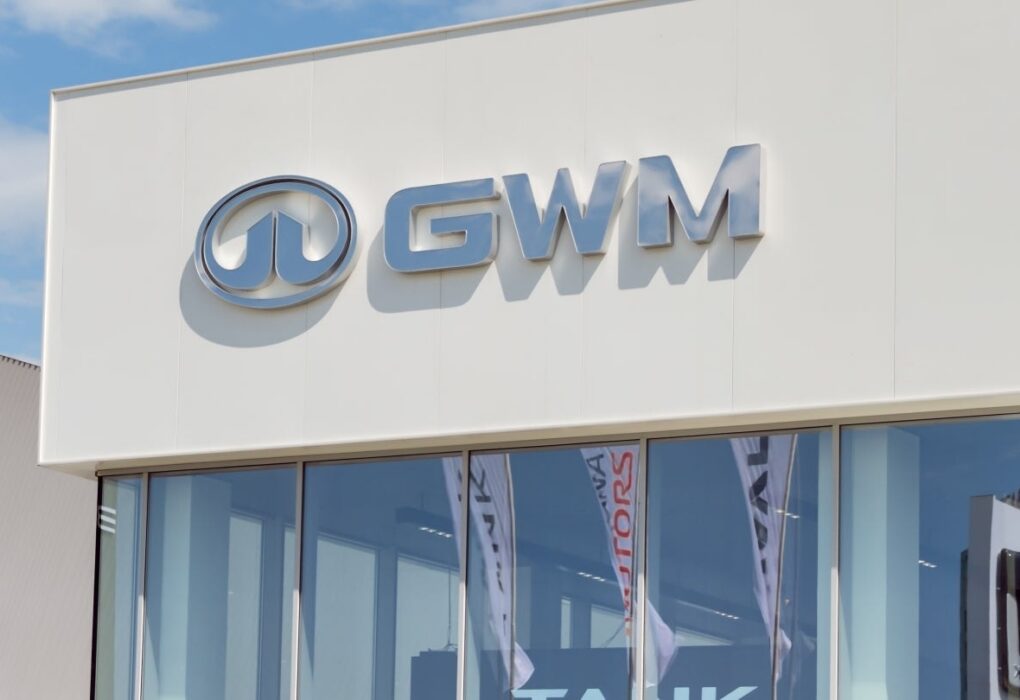 Les logos de Forvia et de Great Wall Motor associés à leur partenariat automobile international.