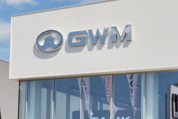 Les logos de Forvia et de Great Wall Motor associés à leur partenariat automobile international.