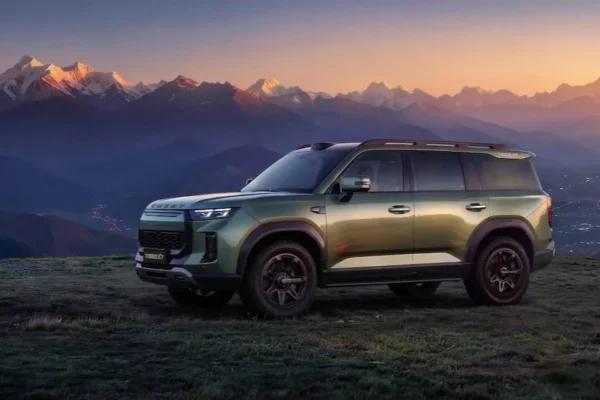 Le SUV familial Chery Tiggo X7 présenté avec sa carrosserie de baroudeur.