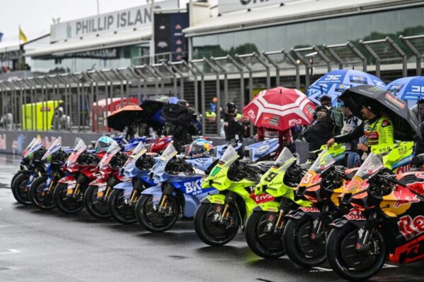 Des pilotes MotoGP réunis dans le paddock à l’approche du Grand Prix du Qatar.