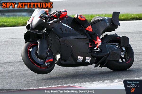 Prototype Aprilia RS-GP 2027 lors du test Pirelli sur le circuit de Brno.