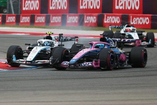 Oliver Bearman au volant de sa monoplace Haas sur le circuit d'Austin.