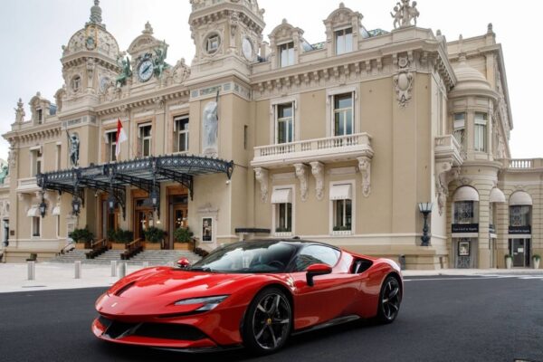 Des voitures de prestige dans une rue de Monaco.