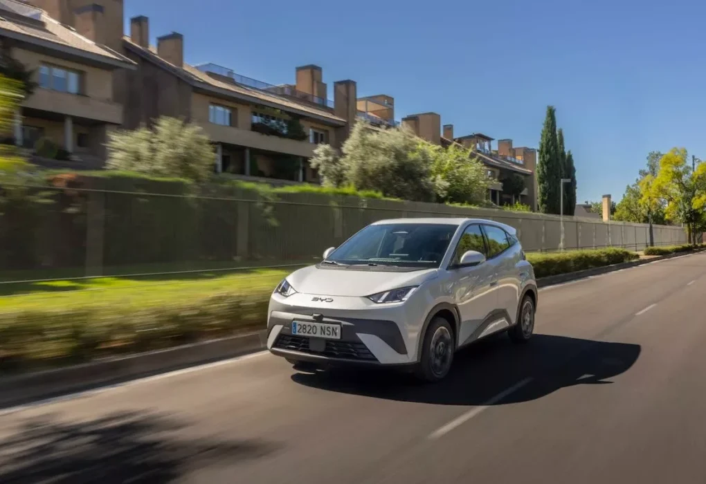 Une BYD Dolphin Surf, citadine électrique désormais proposée avec cinq places sur les finitions Boost et Comfort.