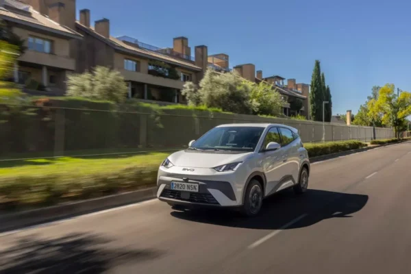 Une BYD Dolphin Surf, citadine électrique désormais proposée avec cinq places sur les finitions Boost et Comfort.