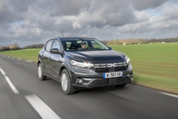 Une Dacia Sandero illustrant l’évolution de la citadine et de son positionnement tarifaire.