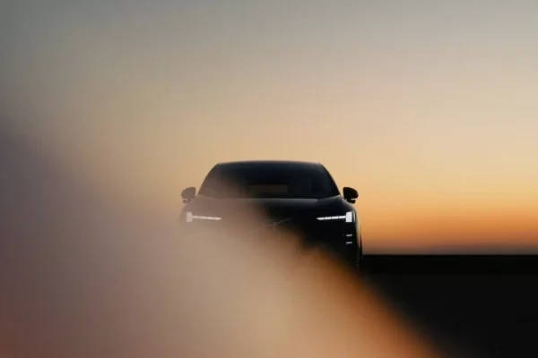Un SUV électrique Volvo illustrant le futur modèle attendu entre les EX40 et EX60.
