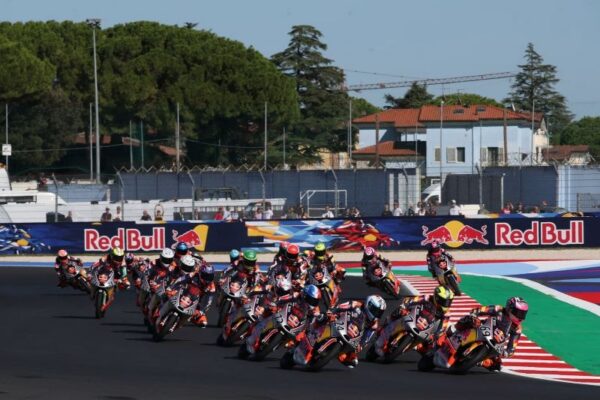 Pilotes de la Red Bull MotoGP Rookies Cup en piste.