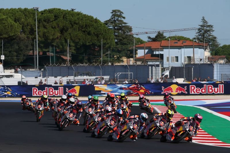 Pilotes de la Red Bull MotoGP Rookies Cup en piste.