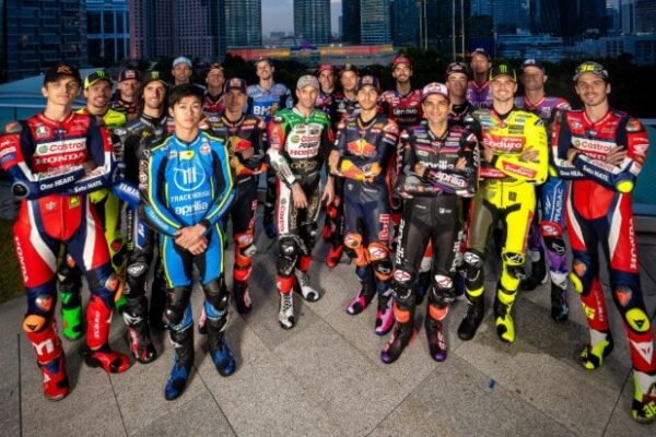 Les pilotes du MotoGP dans le paddock autour des discussions sur le Grand Prix du Qatar.
