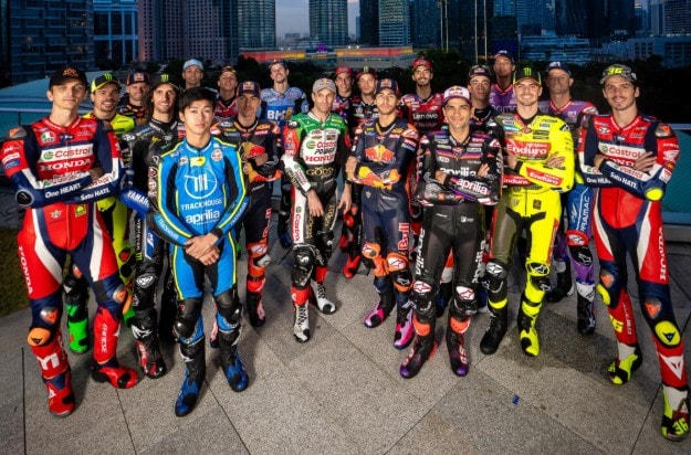 Les pilotes du MotoGP dans le paddock autour des discussions sur le Grand Prix du Qatar.