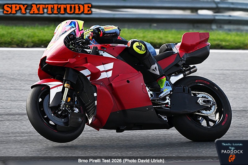 Prototype Ducati Desmosedici GP 2027 équipé de pneus Pirelli lors du test de Brno.