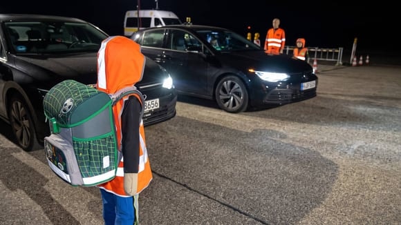 Presque tous les véhicules testés par l’ADAC détectent mal un enfant portant un gilet réfléchissant et un cartable.