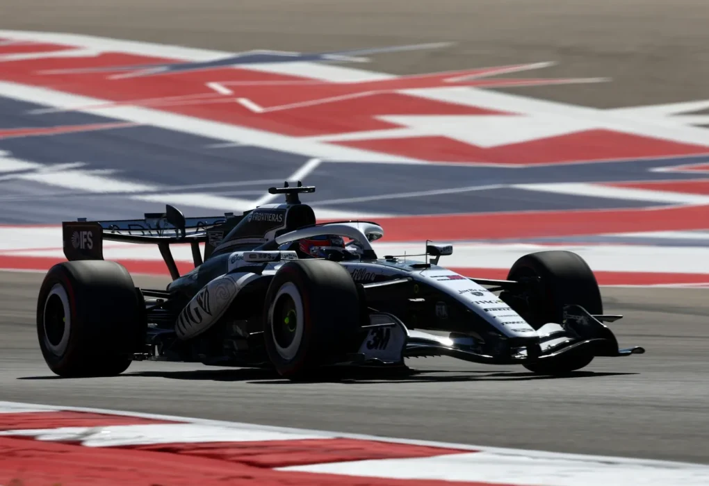 Colton Herta au sein de l'écurie Cadillac avant sa séance d'essais libres au GP du Mexique.