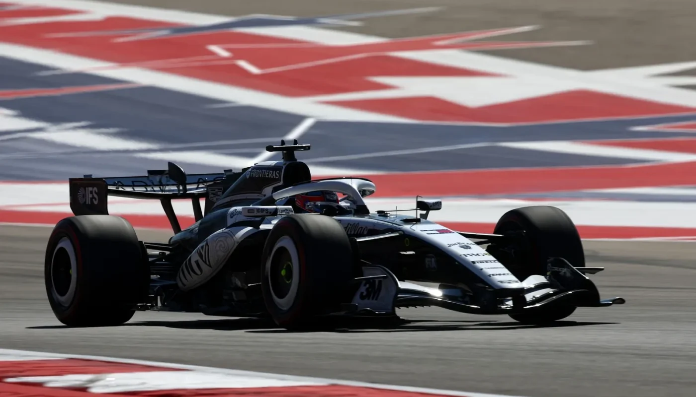 Colton Herta au sein de l'écurie Cadillac avant sa séance d'essais libres au GP du Mexique.