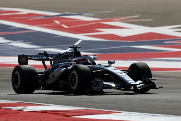 Colton Herta au sein de l'écurie Cadillac avant sa séance d'essais libres au GP du Mexique.