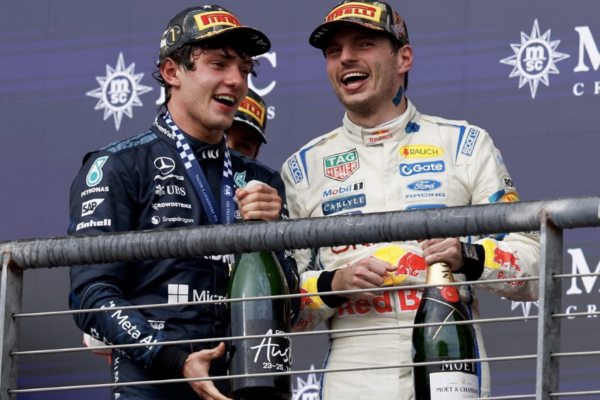 Kimi Antonelli et Max Verstappen dans le paddock de la Formule 1.