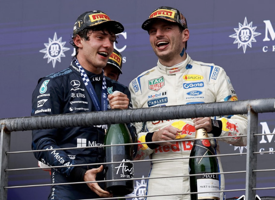 Kimi Antonelli et Max Verstappen dans le paddock de la Formule 1.